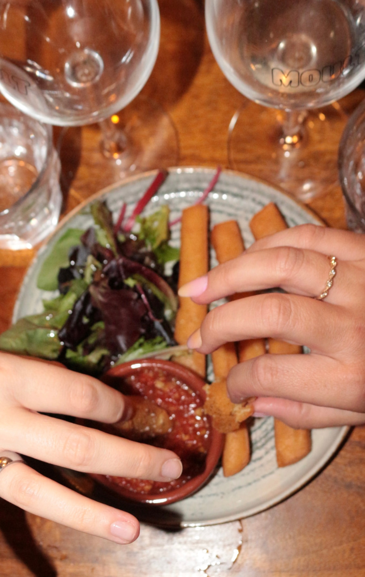 Panisses et sauce tomate à partager au comptoir de Moult