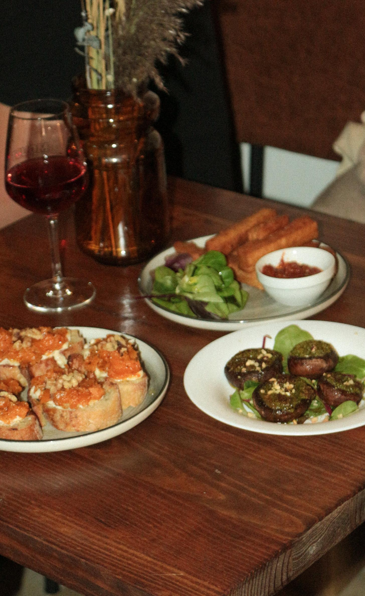 Assiettes à partager et verre de vin nature chez Moult