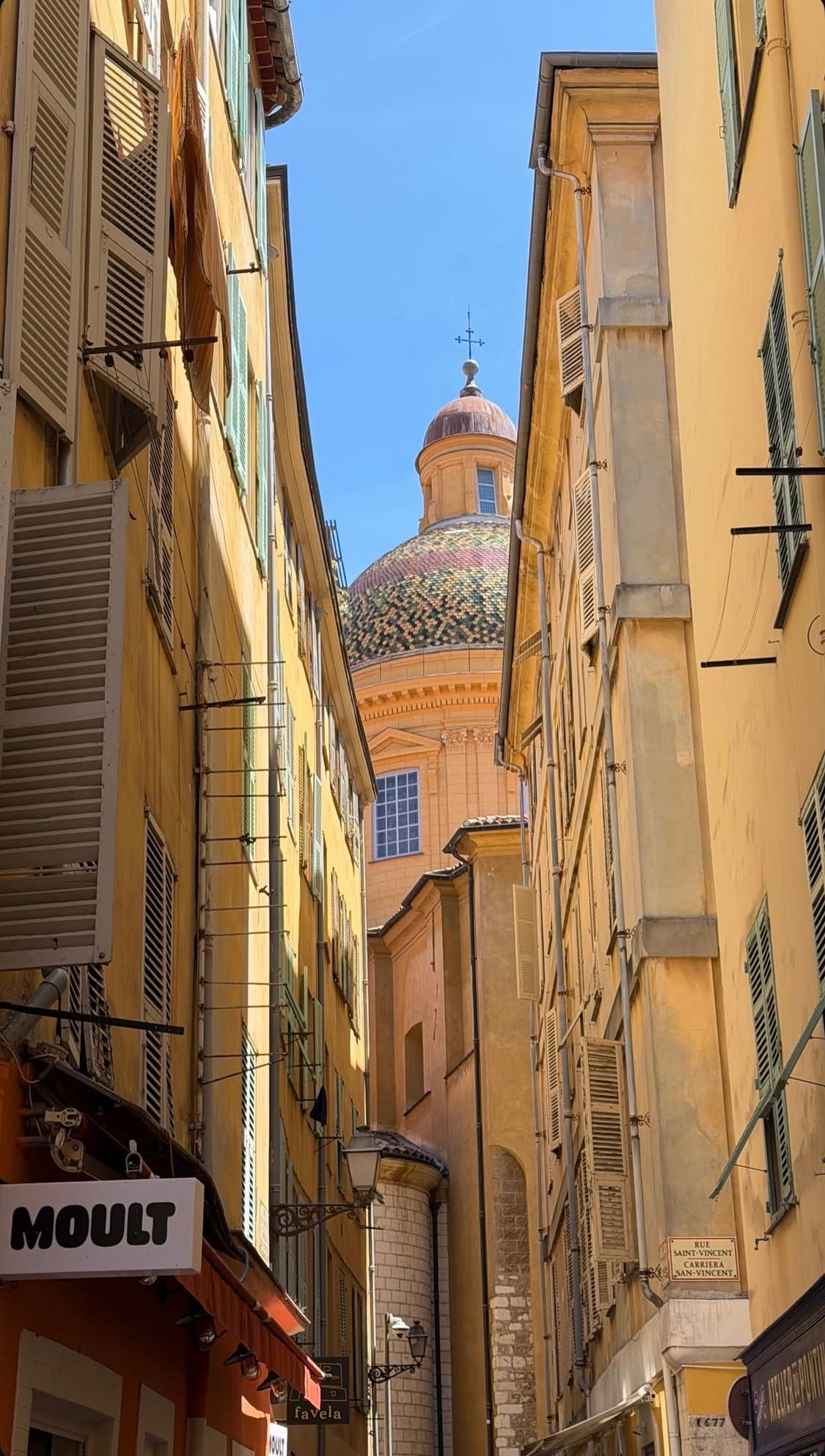 La ruelle de Moult avec le dôme de la cathédrale Sainte-Réparate au fond