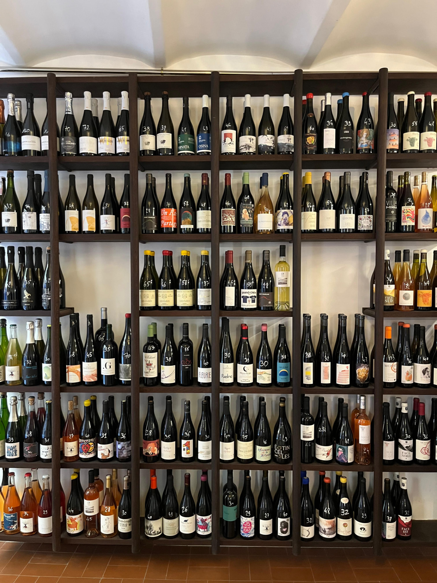 Mur de bouteilles de vins naturels dans la cave de Moult