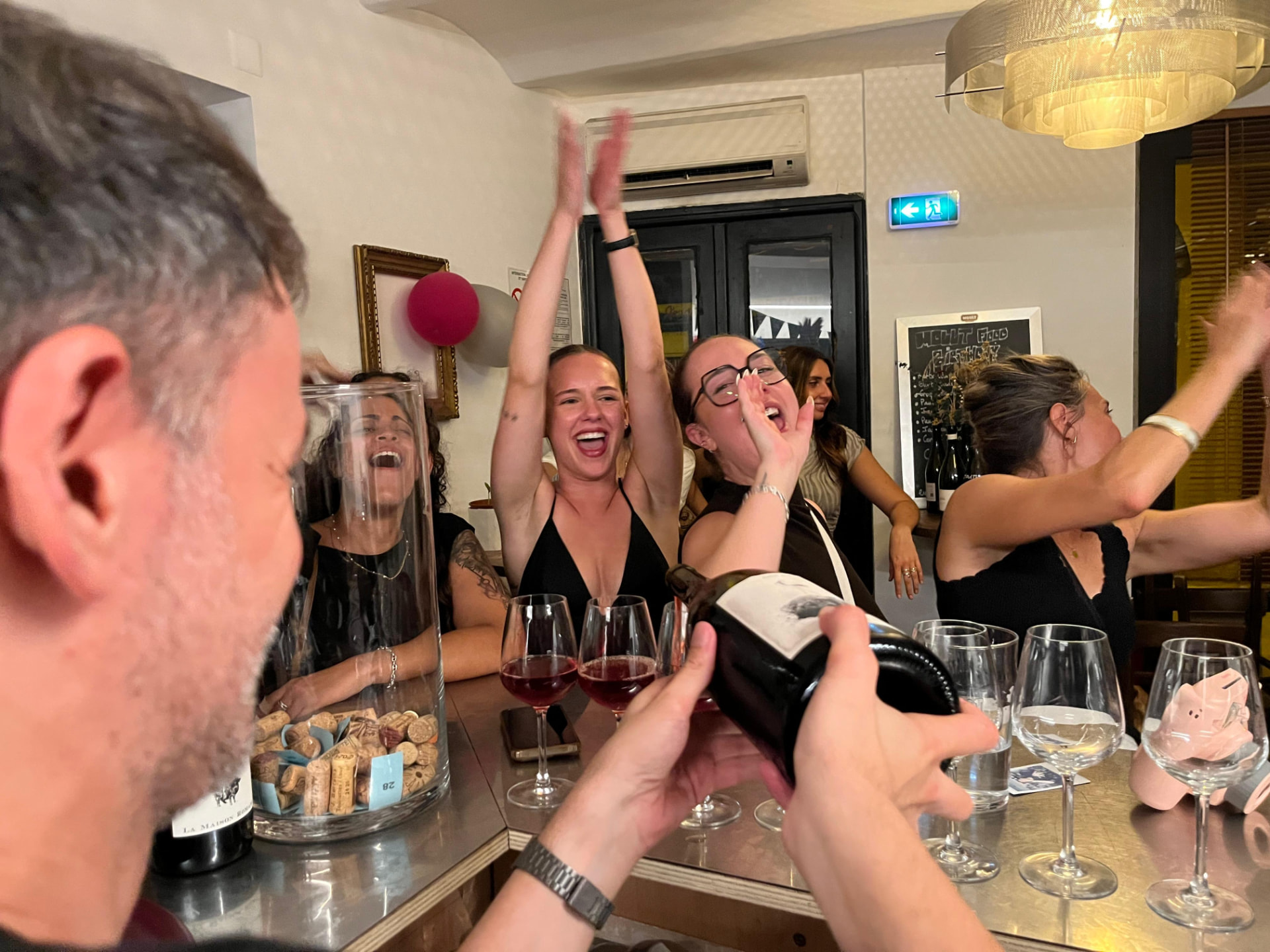 Ambiance conviviale au comptoir de Moult, entre amis et verres de vin